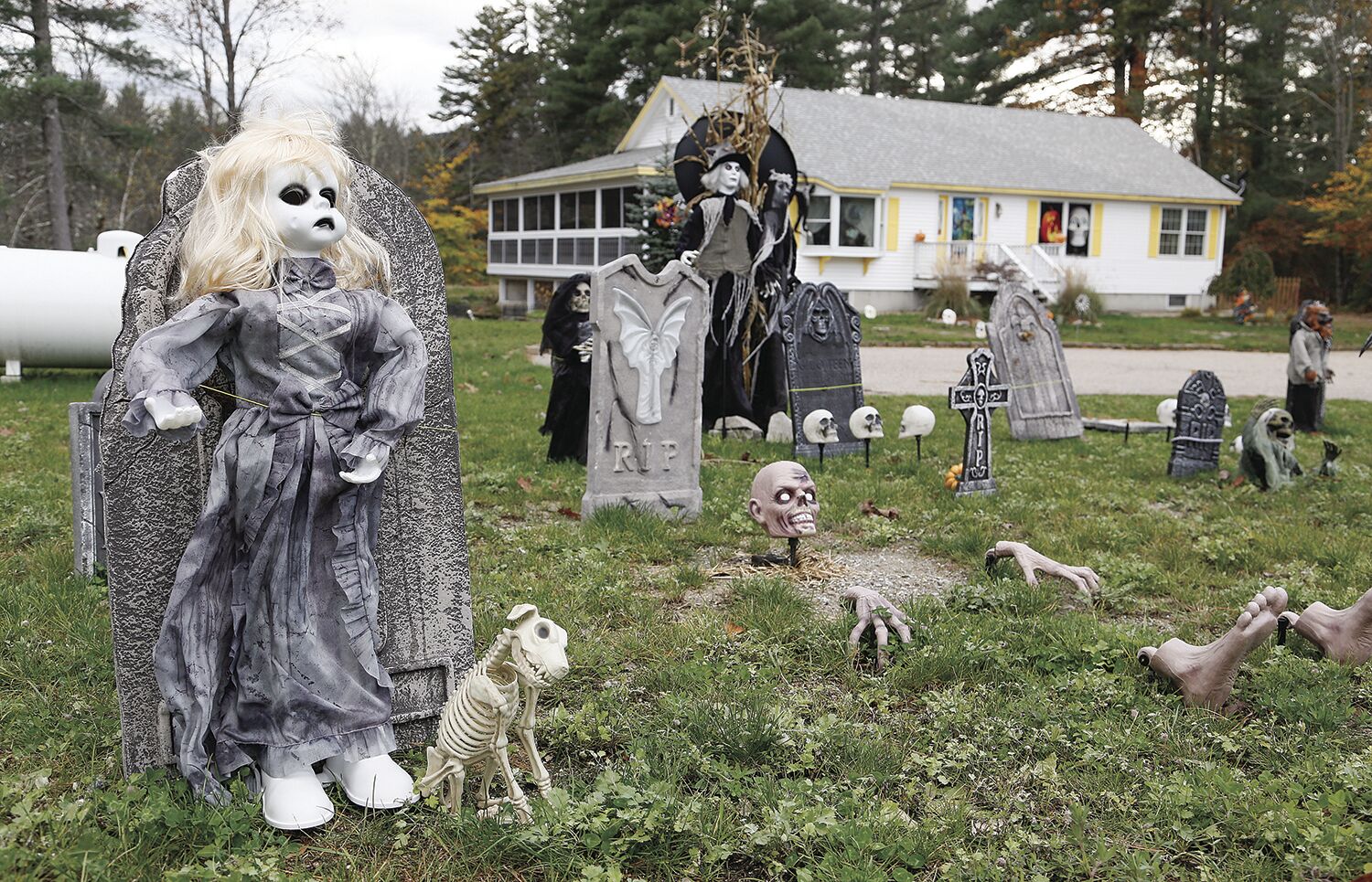 10-27-21 Spooky Decor graveyard
